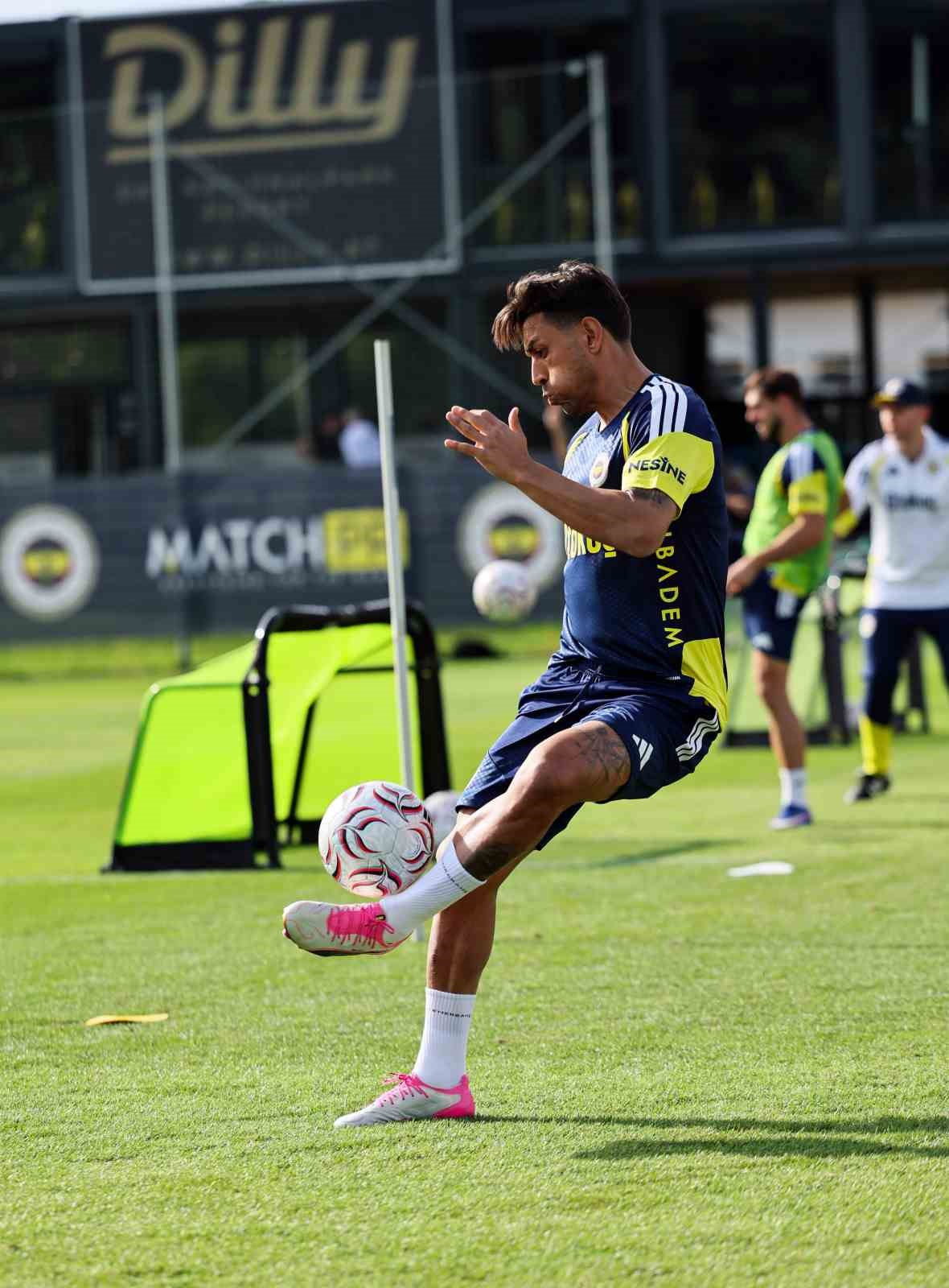 Fenerbahçe, günü çift antrenmanla tamamladı