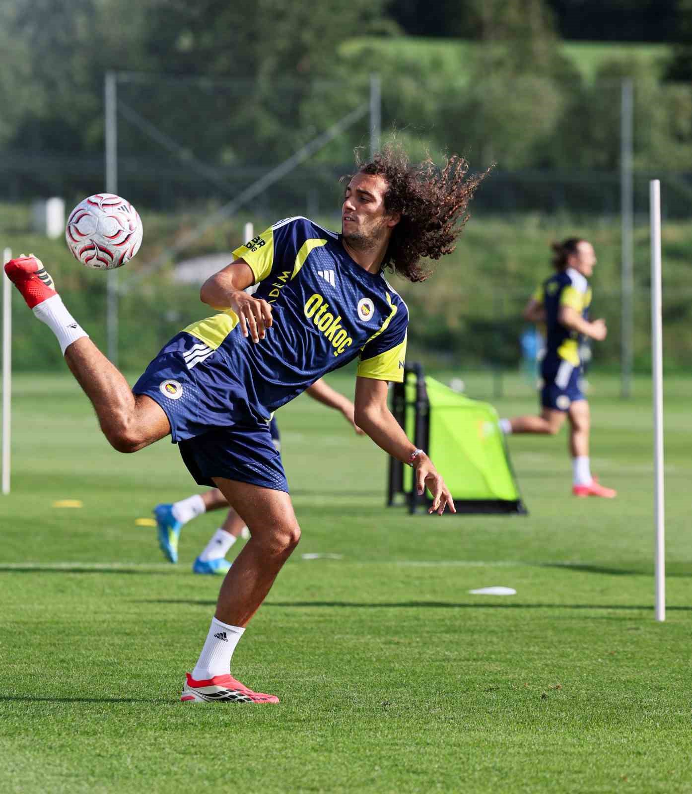 Fenerbahçe, günü çift antrenmanla tamamladı