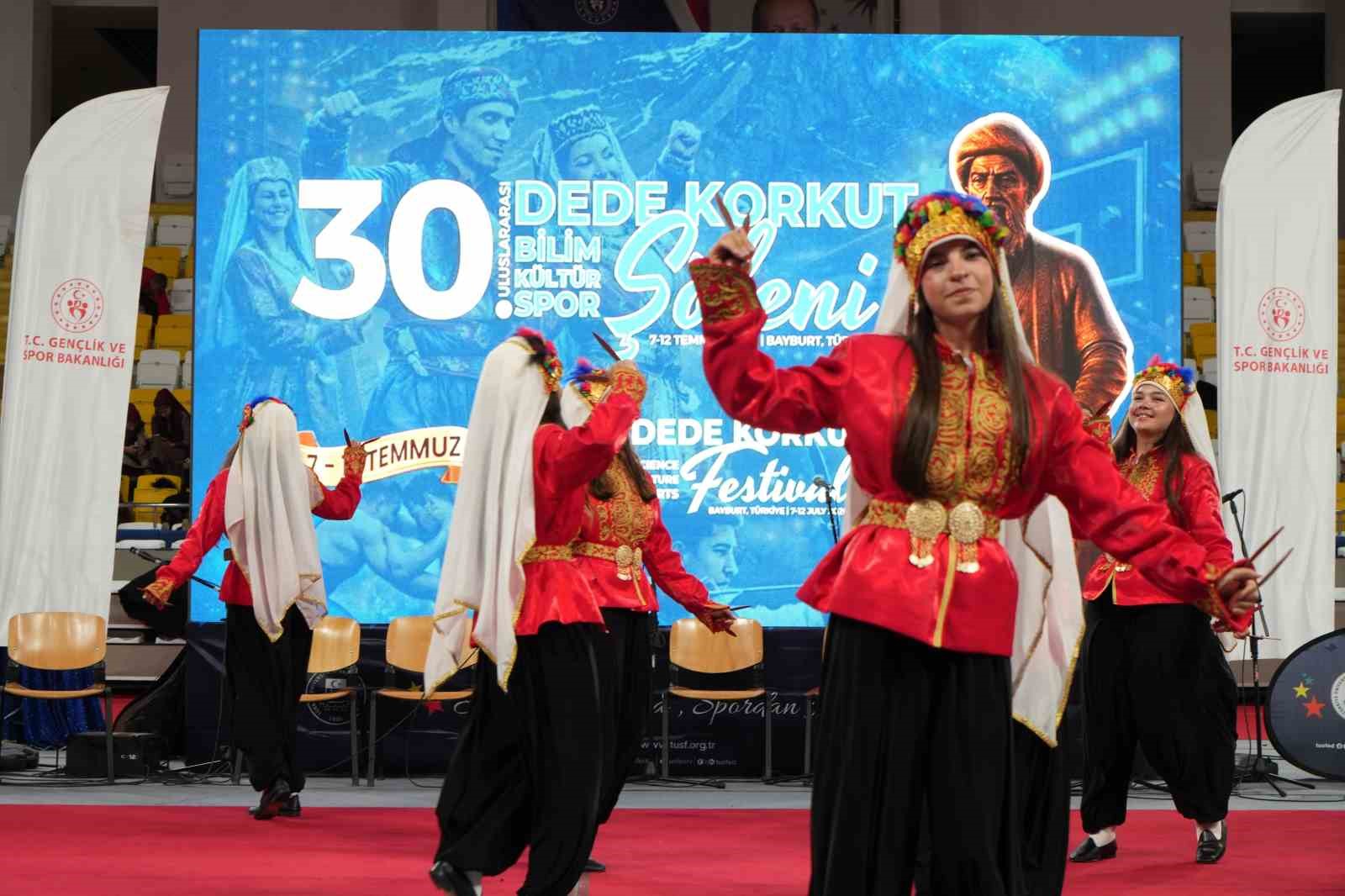 Dede Korkut Şöleni’nde 11 ülkeden 15 ekip sahne aldı