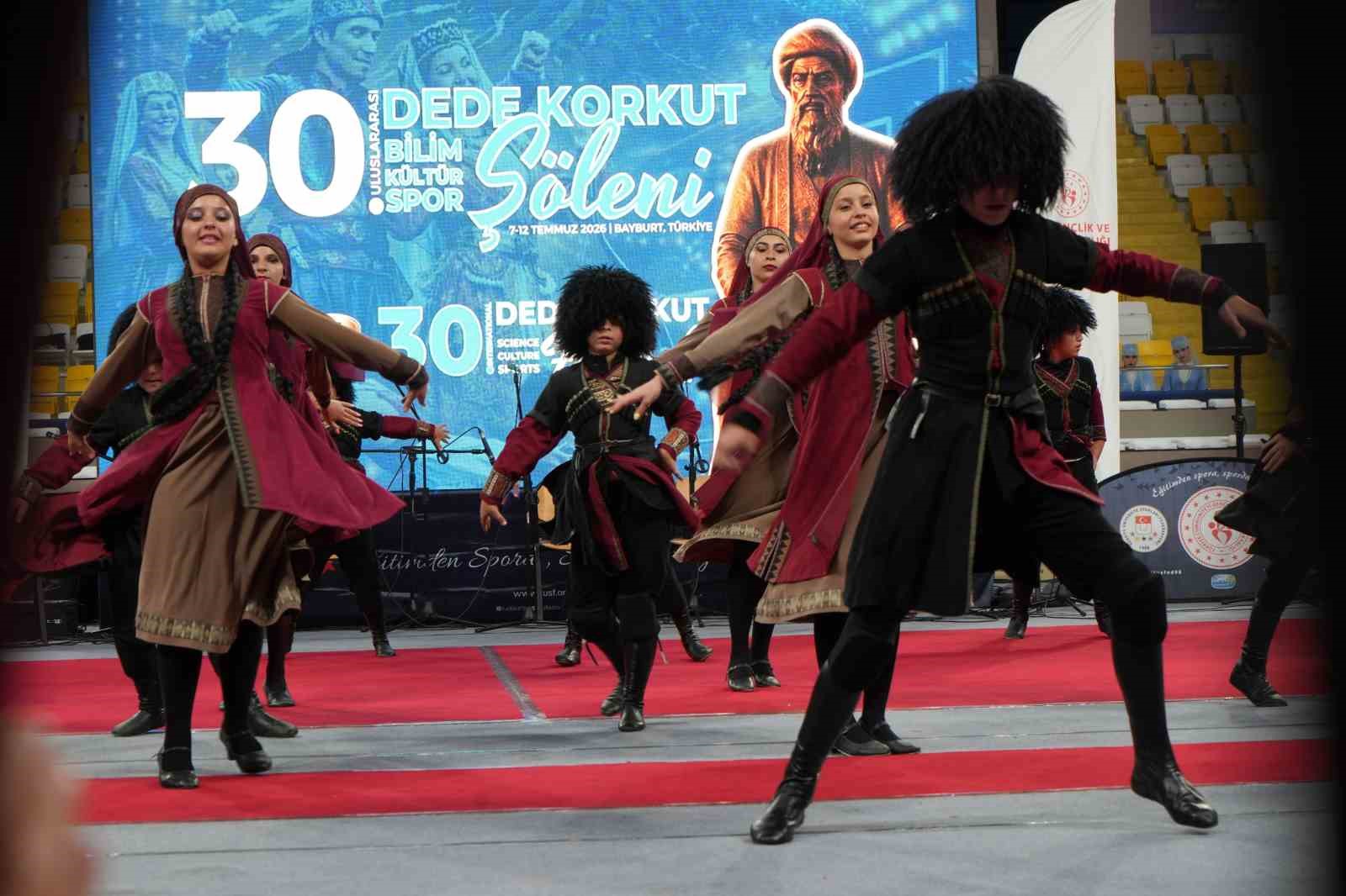 Dede Korkut Şöleni’nde 11 ülkeden 15 ekip sahne aldı