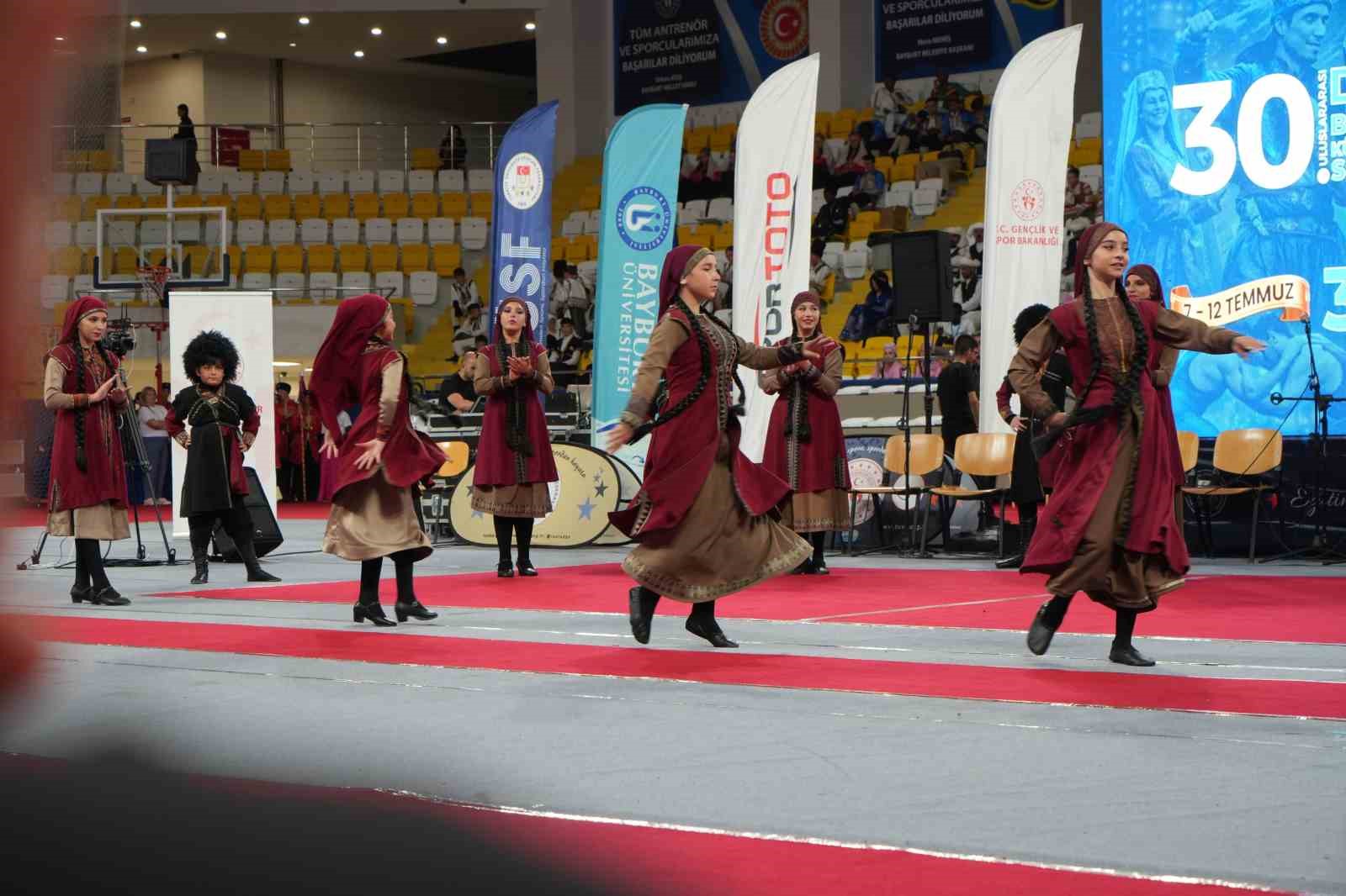 Dede Korkut Şöleni’nde 11 ülkeden 15 ekip sahne aldı