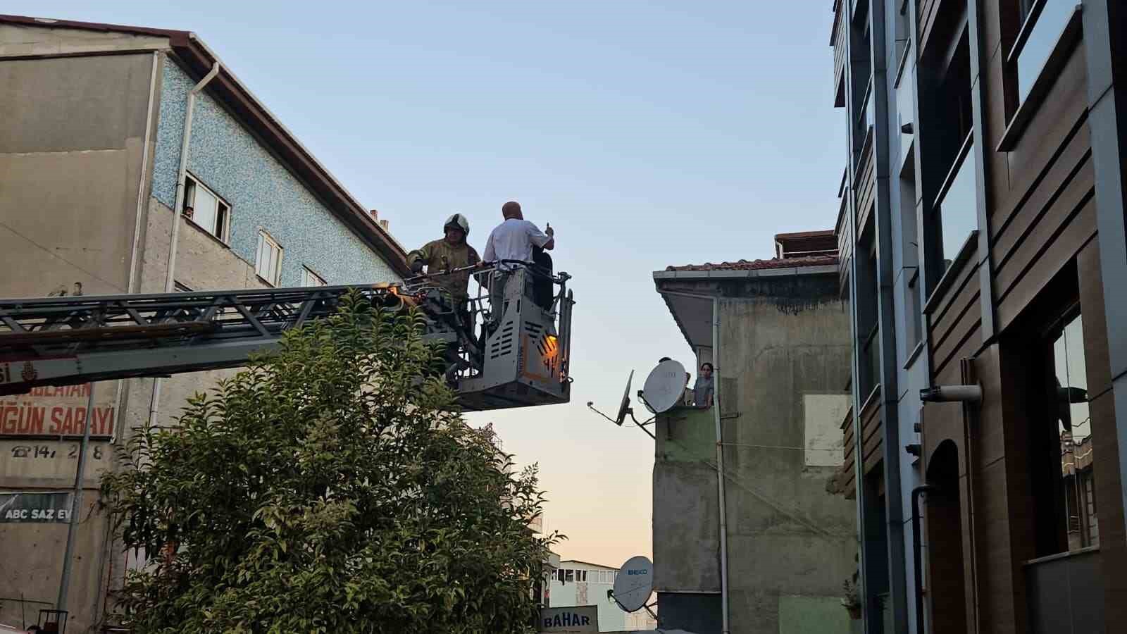 Kağıthane’de 5 katlı binada çıkan yangında 7 kişi kurtarıldı