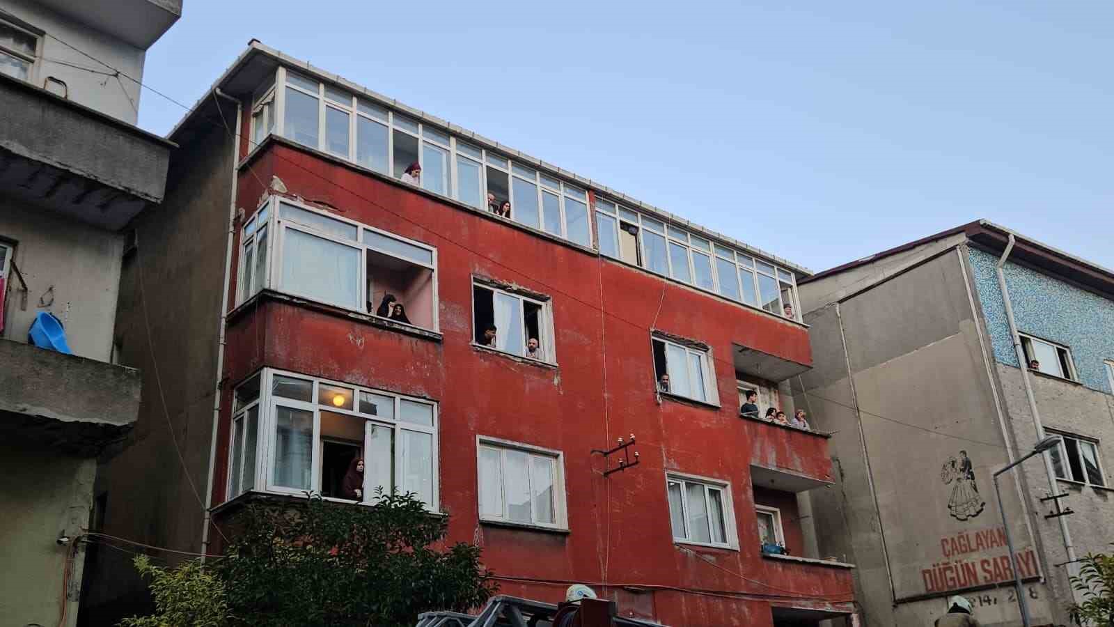 Kağıthane’de 5 katlı binada çıkan yangında 7 kişi kurtarıldı