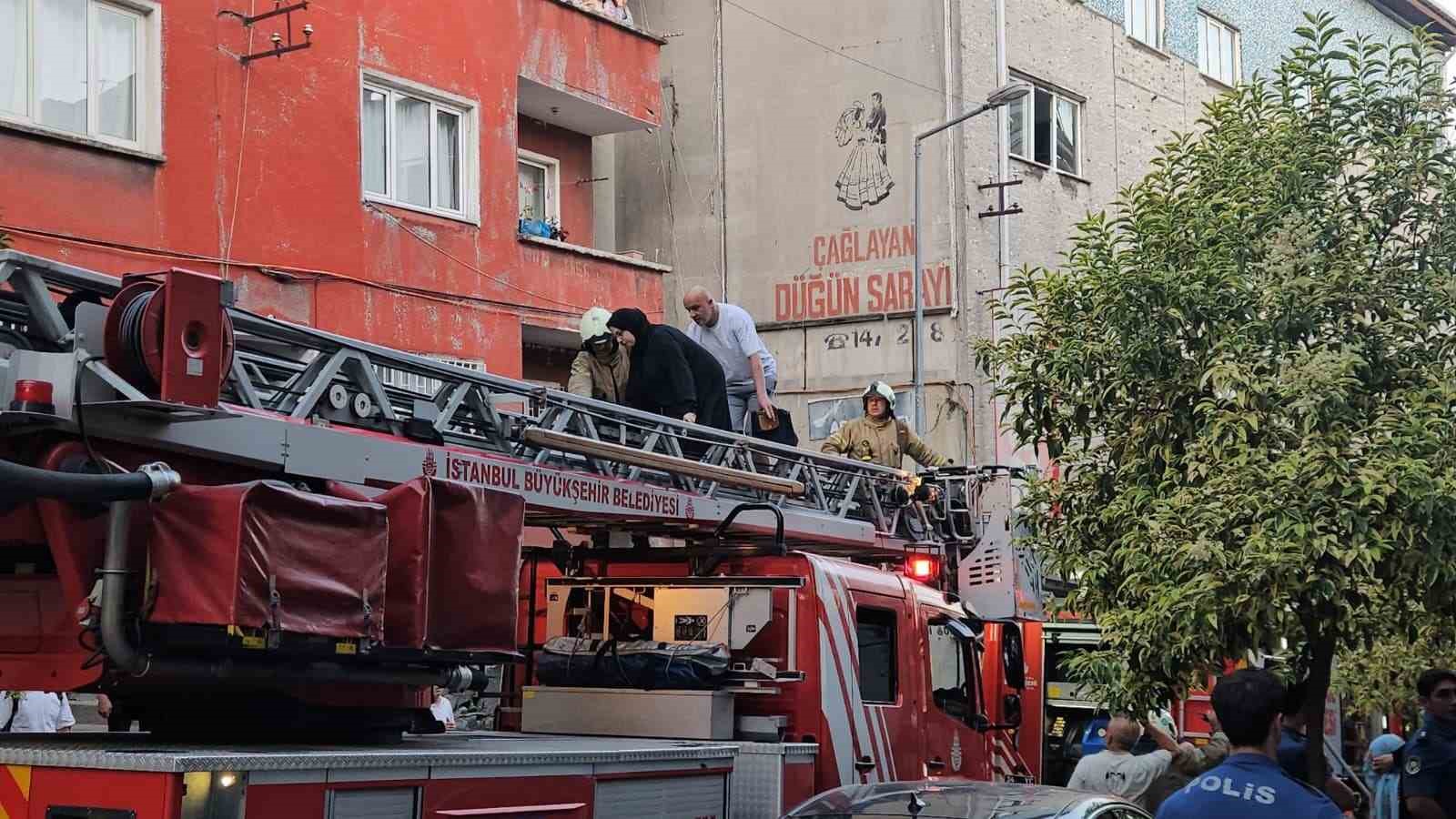 Kağıthane’de 5 katlı binada çıkan yangında 7 kişi kurtarıldı