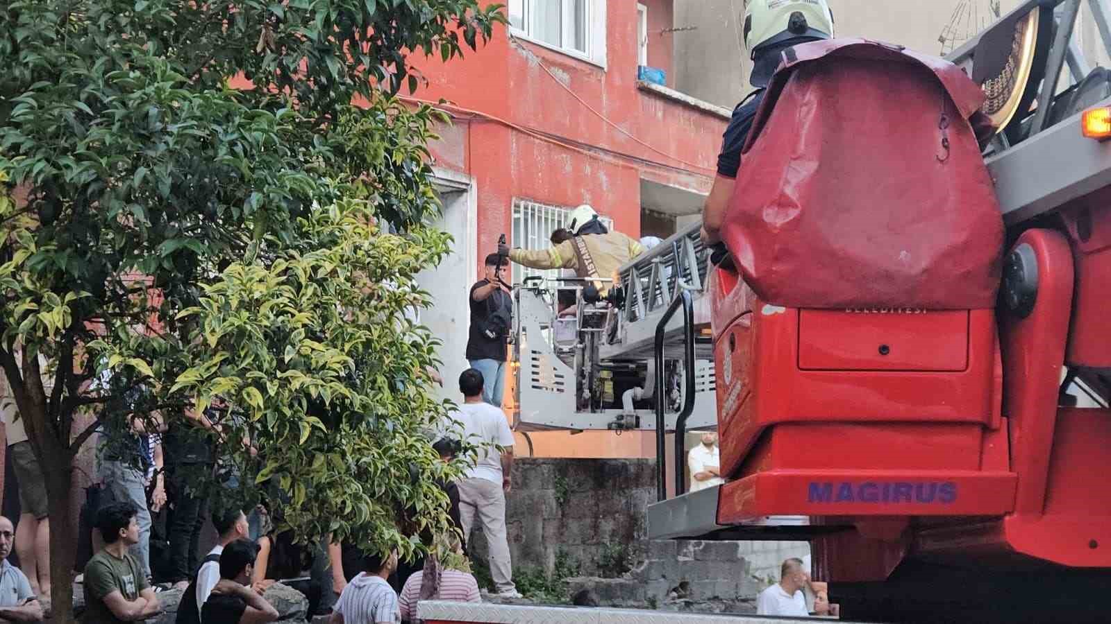 Kağıthane’de 5 katlı binada çıkan yangında 7 kişi kurtarıldı