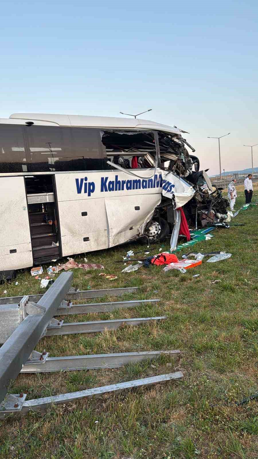 TEM’de yolcu otobüsü ortalığı savaş alanına çevirdi: 15 yaralı