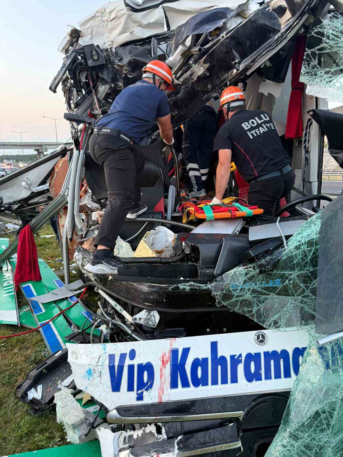 TEM’de yolcu otobüsü ortalığı savaş alanına çevirdi: 15 yaralı