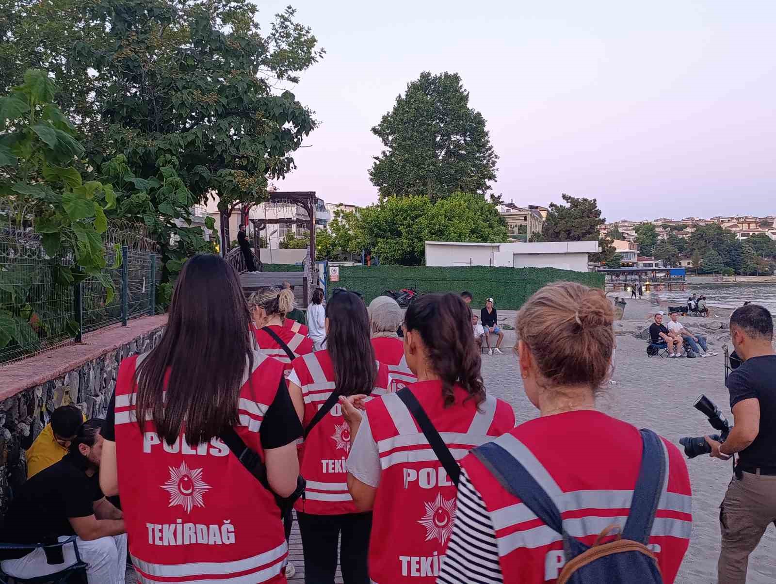 Kadın polislerden huzur mesaisi: Sahilde broşür dağıttılar