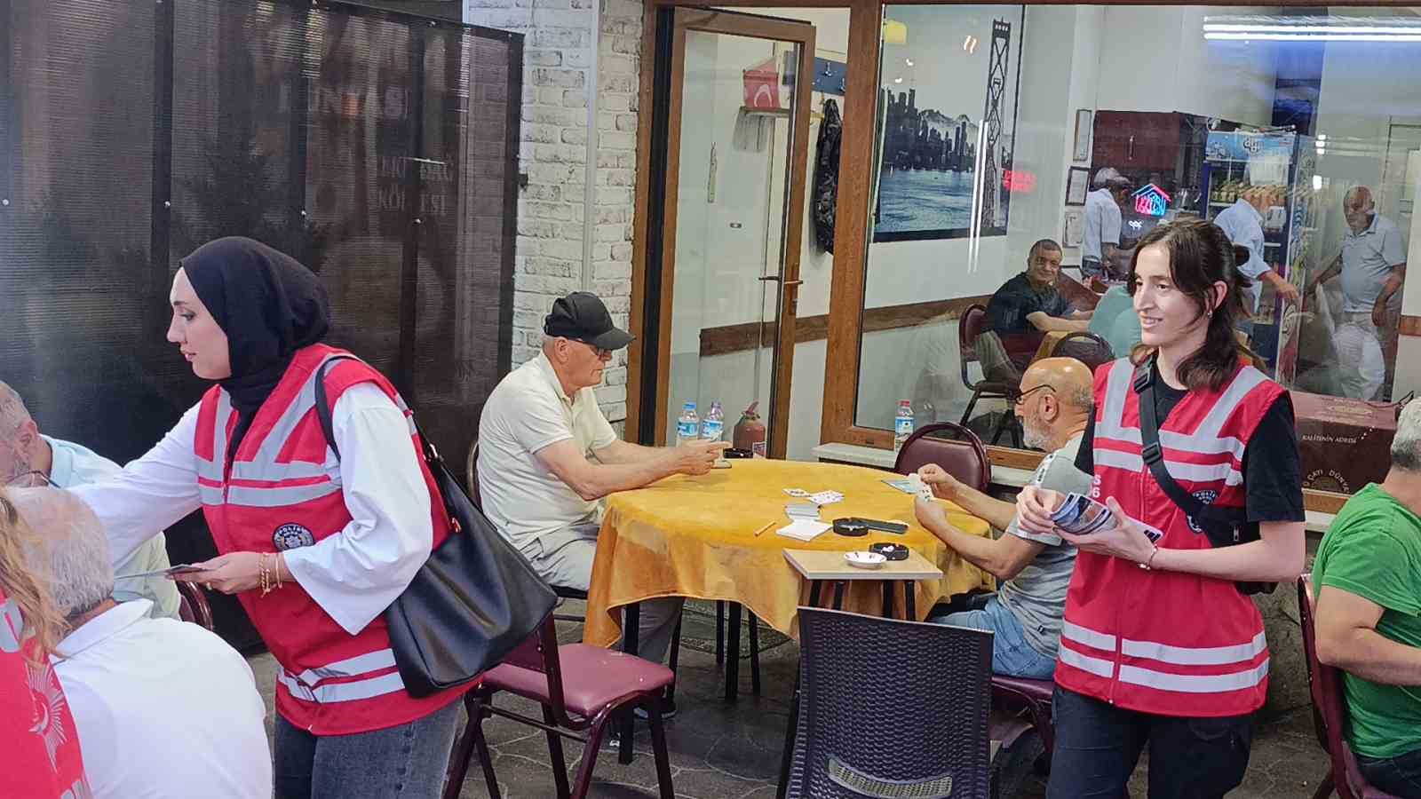 Kadın polislerden huzur mesaisi: Sahilde broşür dağıttılar