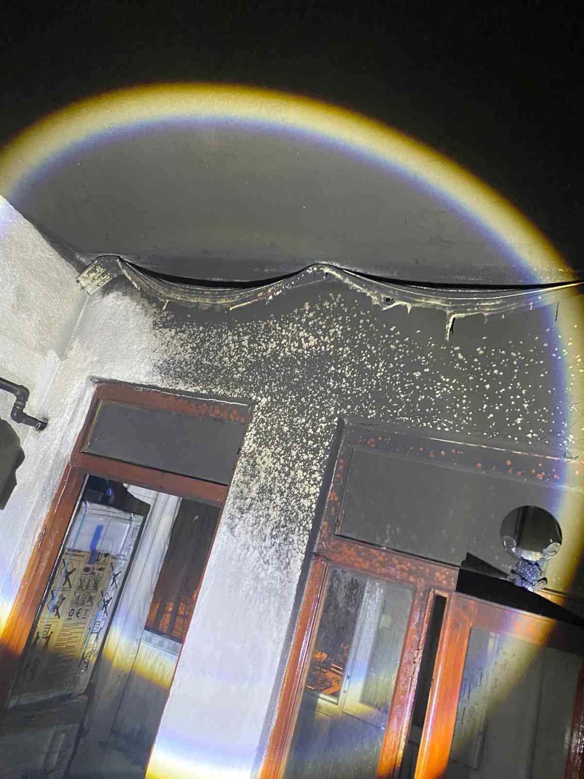Buzdolabı bomba gibi patladı
