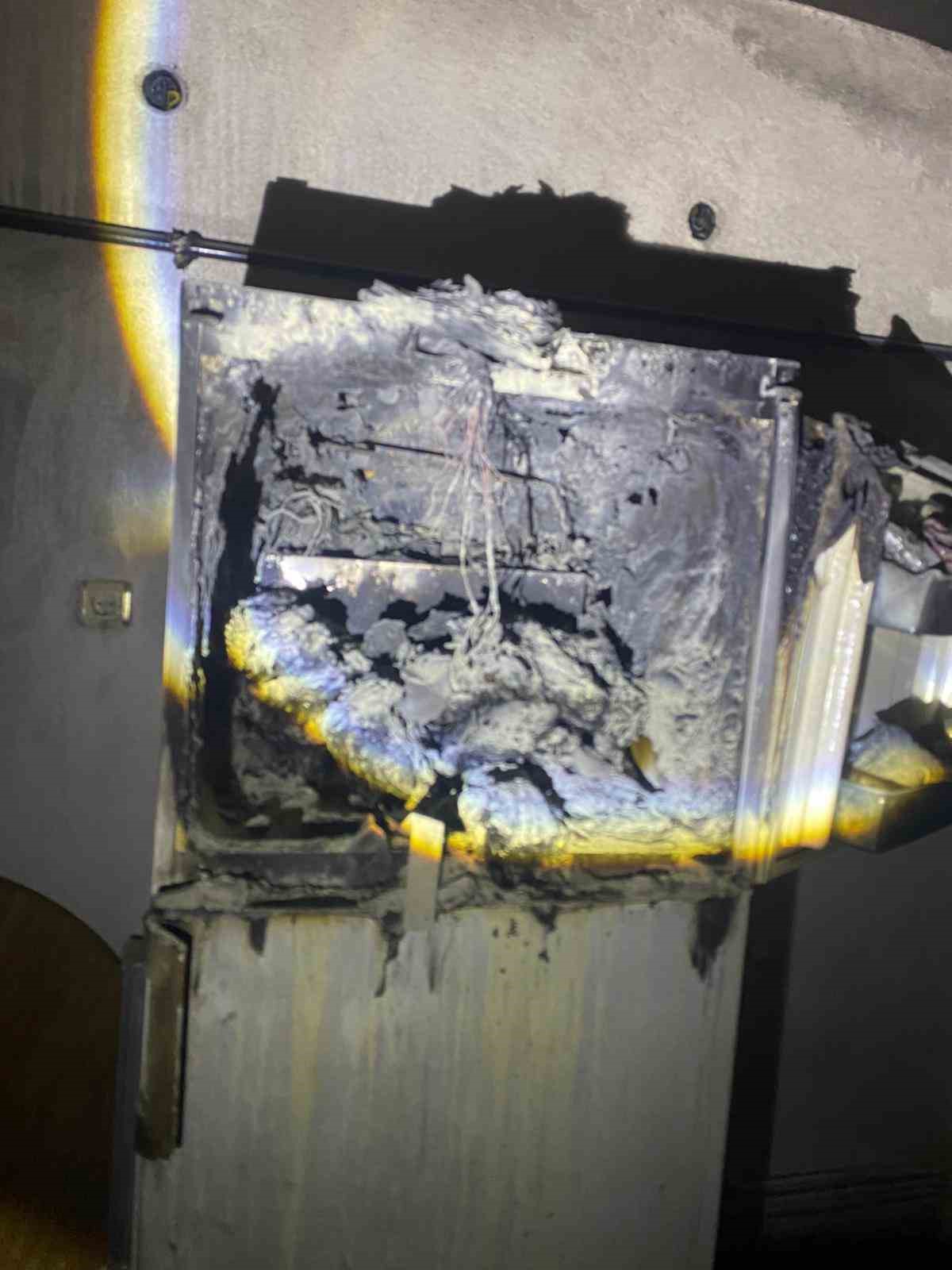 Buzdolabı bomba gibi patladı