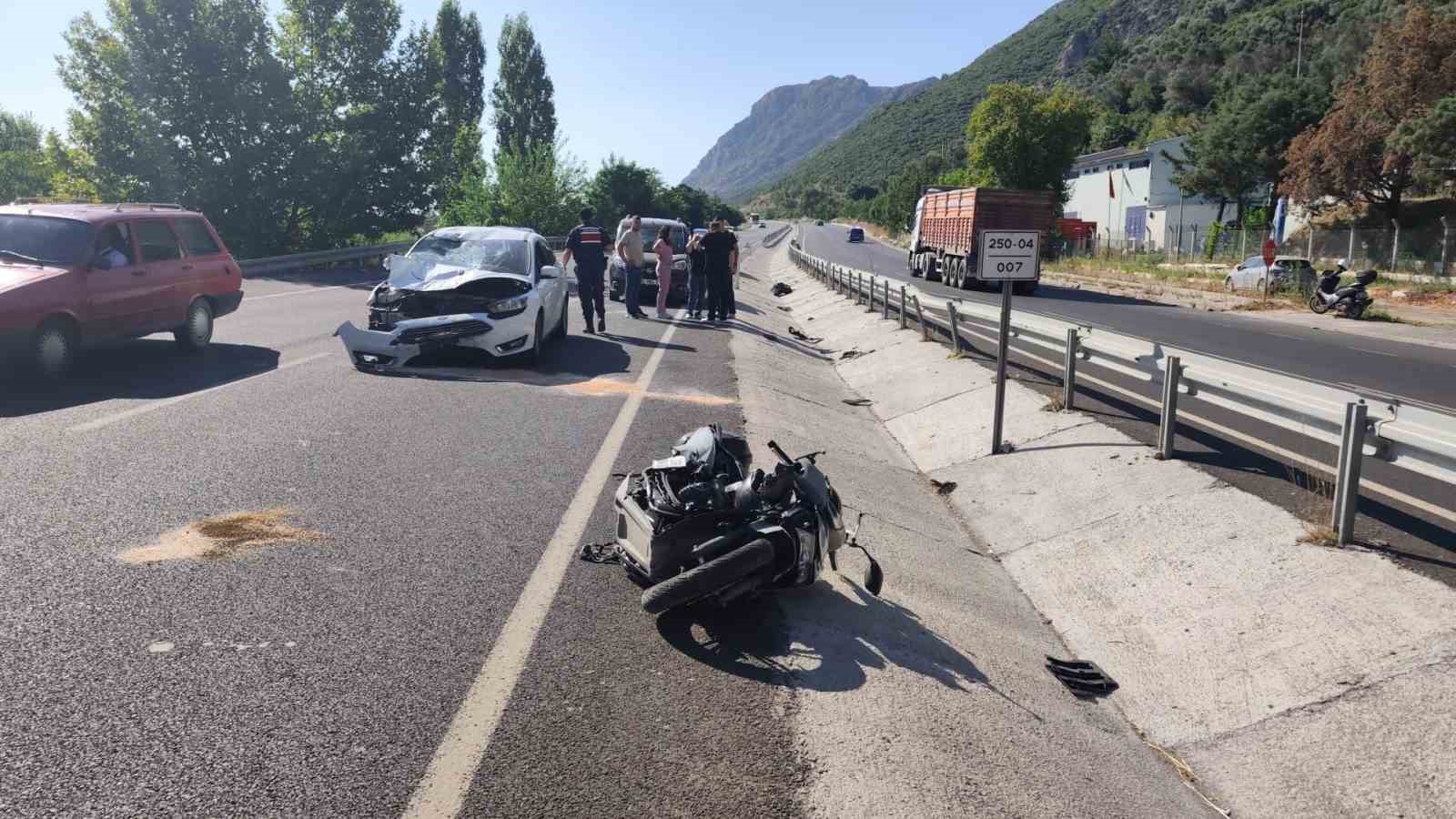 Kazaya karışan hemşire çift, hayat için seferber oldu