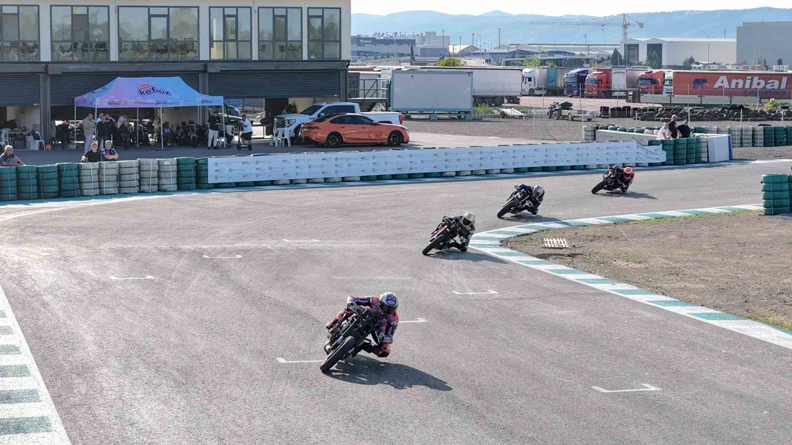 Milli motosikletçiler ve oyuncu Kıvanç Tatlıtuğ Kocaeli’de piste çıktı