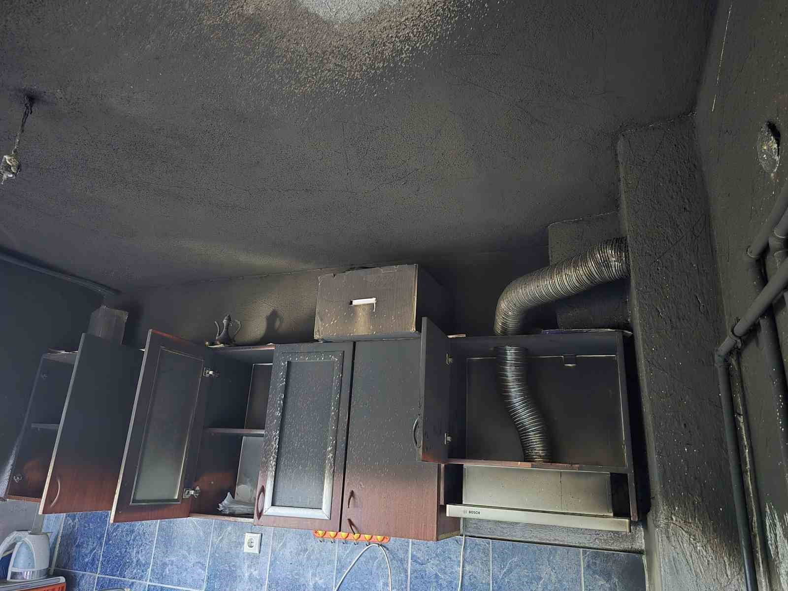 Bomba gibi patlayan buzdolabı sonrası evde büyük maddi hasar oluştu