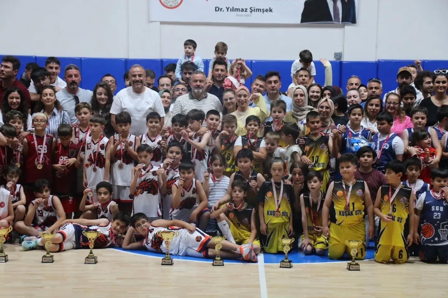 Minik basketbolcular kupalarına kavuştu