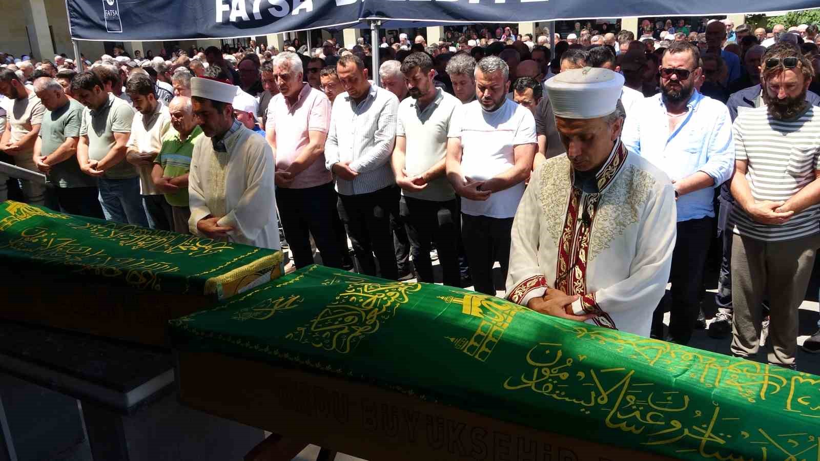 Kardeş katliamında hayatını kaybeden aile son yolculuğuna uğurlandı