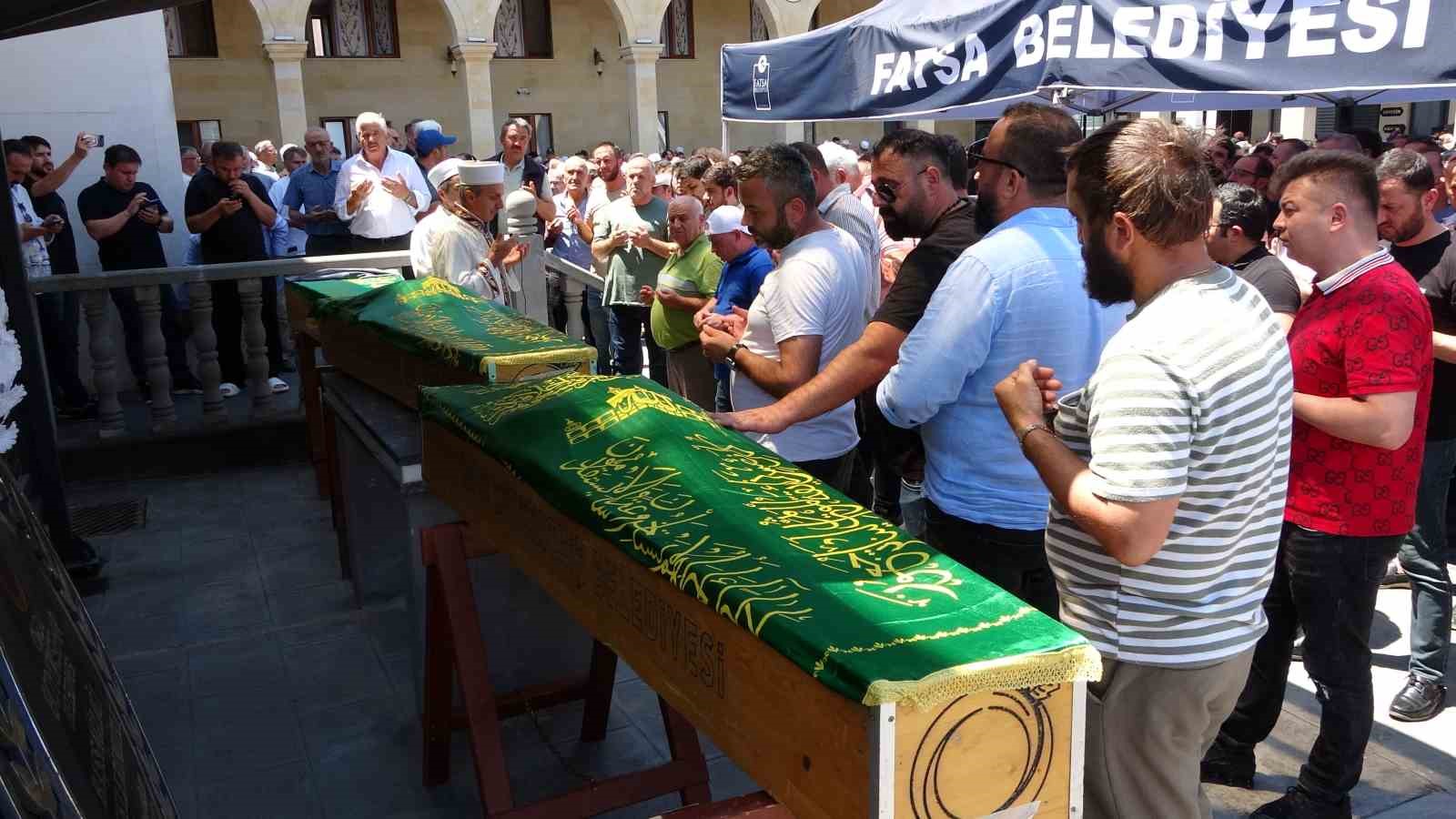 Kardeş katliamında hayatını kaybeden aile son yolculuğuna uğurlandı