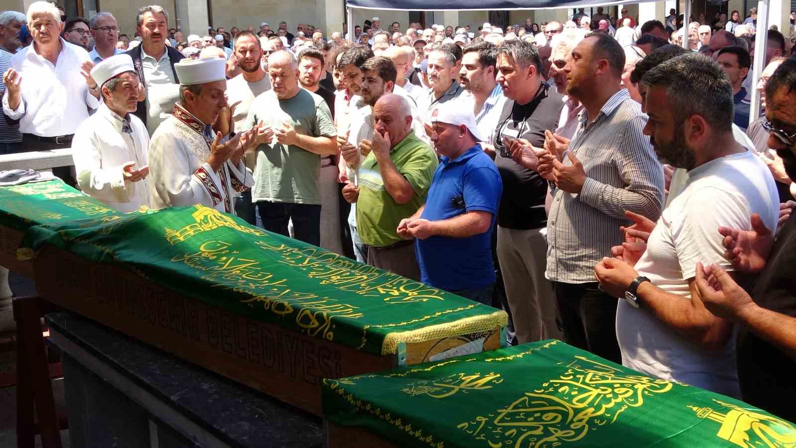 Kardeş katliamında hayatını kaybeden aile son yolculuğuna uğurlandı