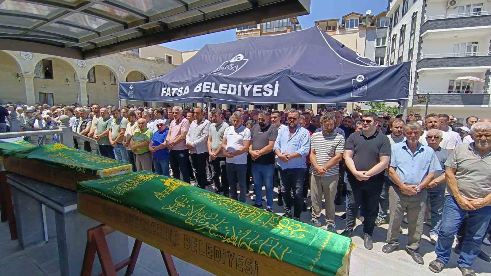 Kardeş katliamında hayatını kaybeden aile son yolculuğuna uğurlandı