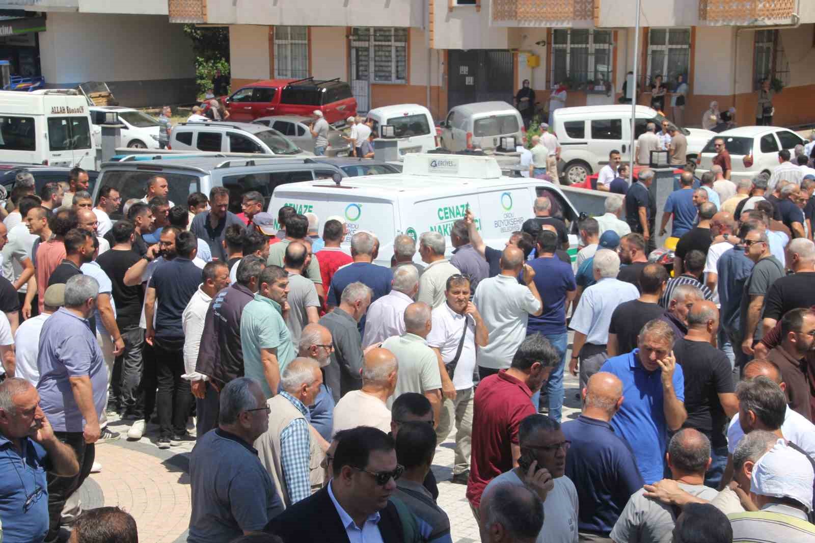 Kardeş katliamında hayatını kaybeden aile son yolculuğuna uğurlandı