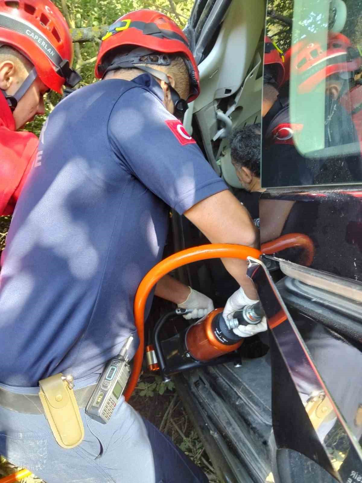 Balıkesir’de otomobile arkadan çarpan araçta 2 kişi yaralandı
