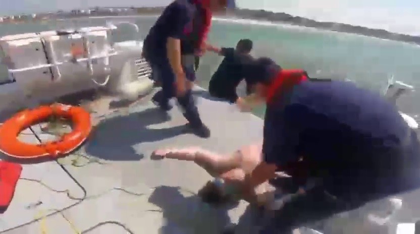 Akdeniz’de ölümle burun buruna gelen genci sahil güvenlik kurtardı