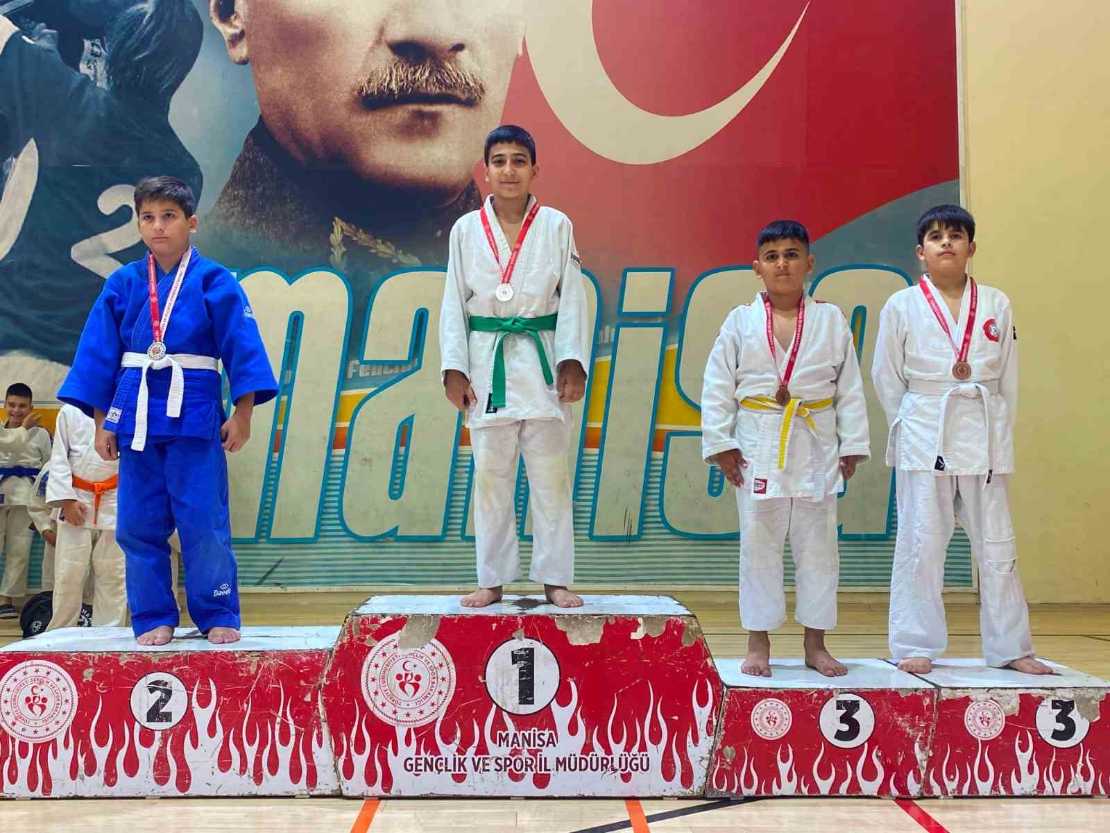 Salihli’den 21 madalyalık zafer