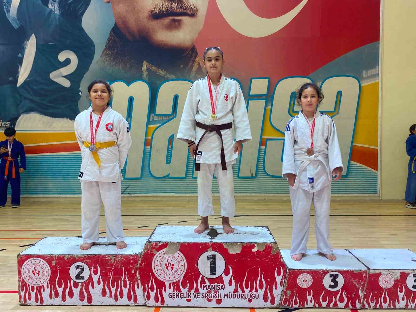 Salihli’den 21 madalyalık zafer