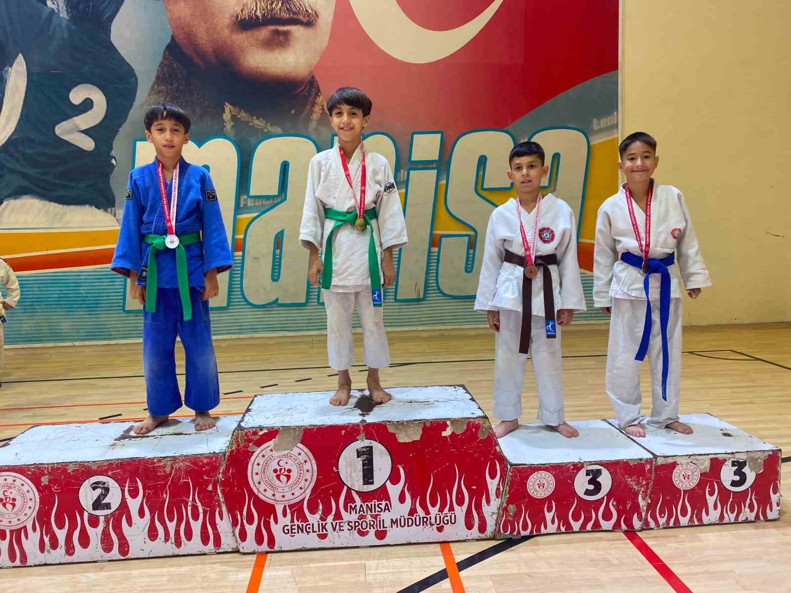 Salihli’den 21 madalyalık zafer