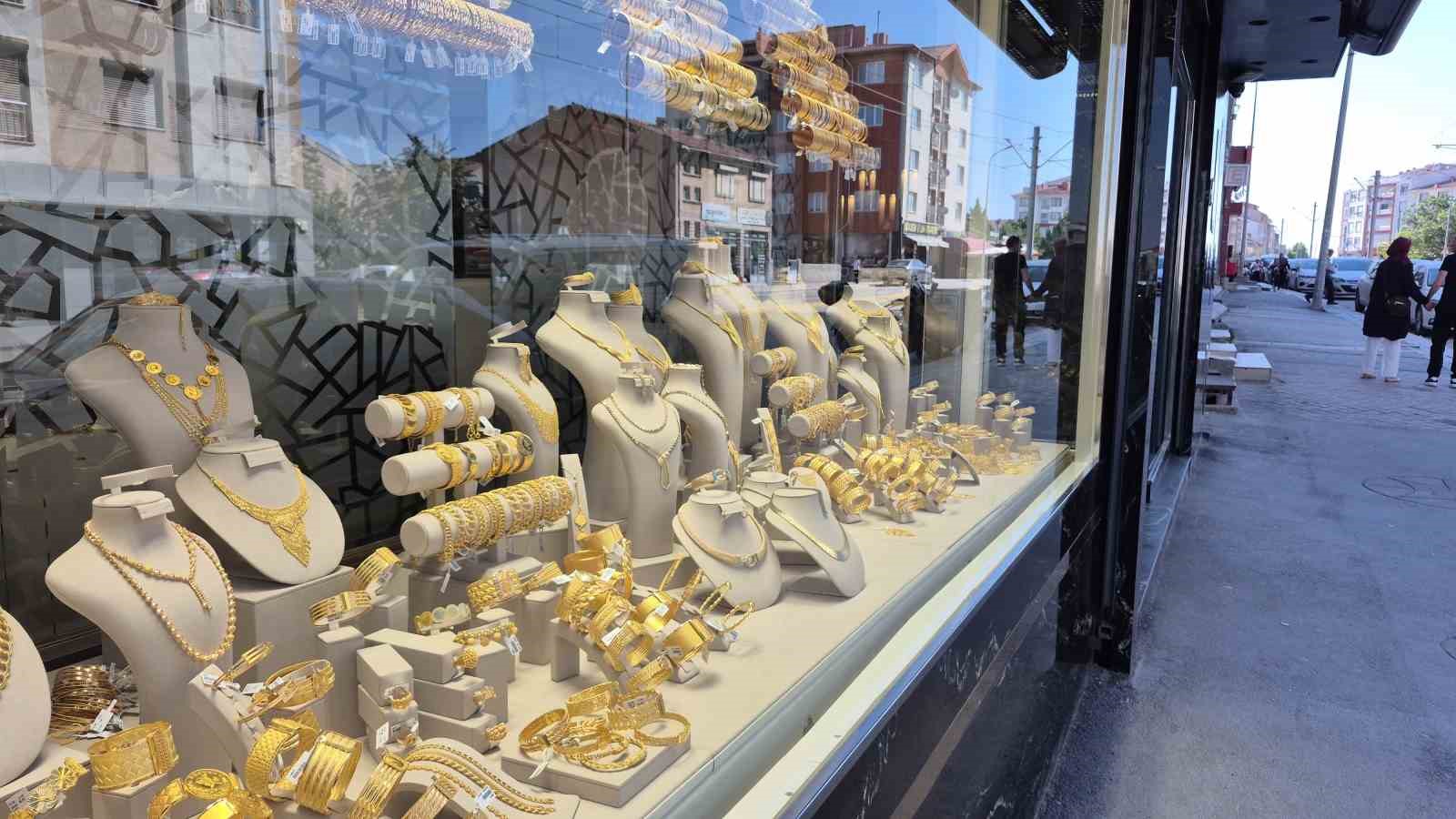 Yaşlı adam 1 milyon TL dolandırılmaktan son anda kurtarıldı