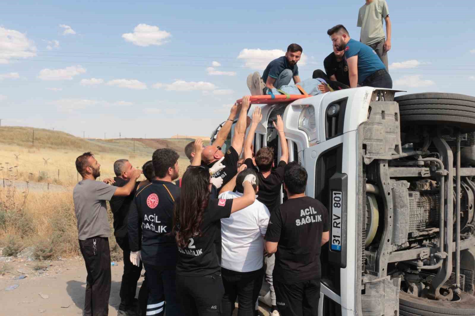 Cizre’de virajı alamayan tır devrildi: 1 yaralı
