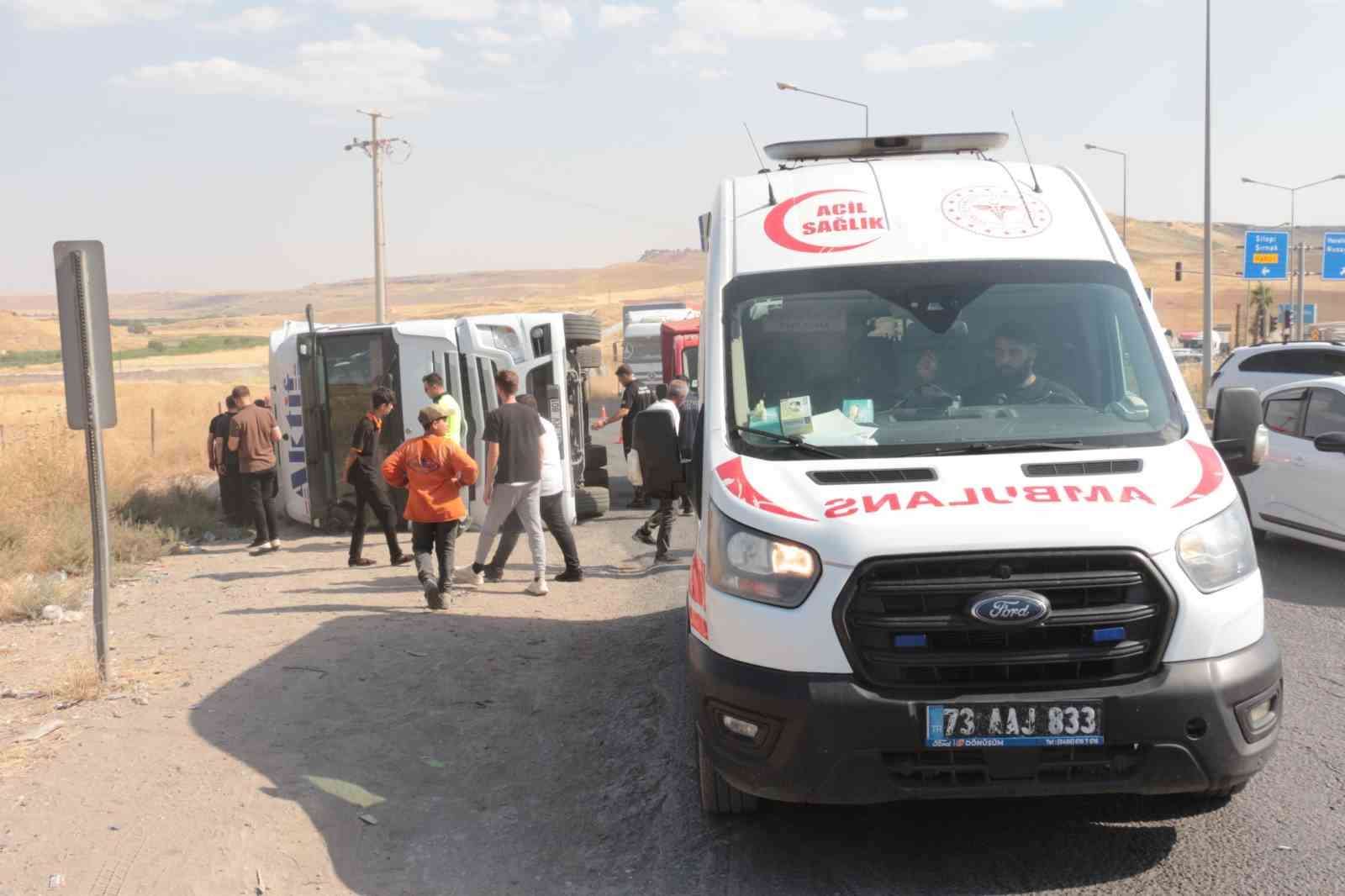 Cizre’de virajı alamayan tır devrildi: 1 yaralı