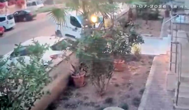 Tartıştığı kişinin üzerine aracı sürüp kapıya sıkıştırdı: O anlar kameraya yansıdı