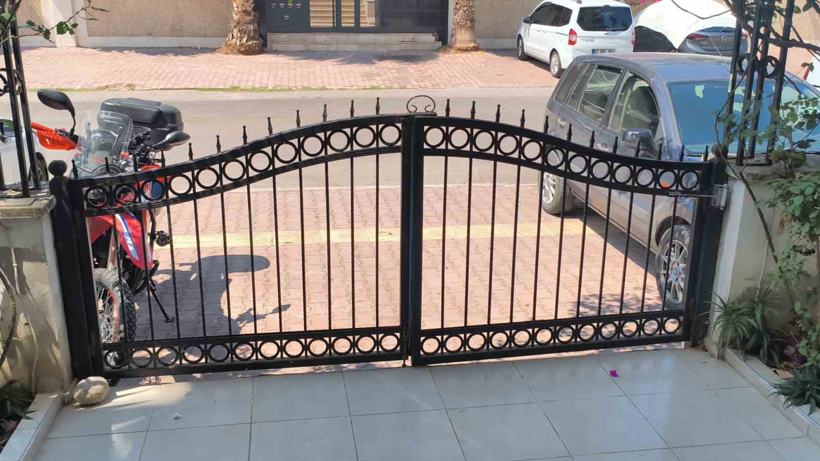 Tartıştığı kişinin üzerine aracı sürüp kapıya sıkıştırdı: O anlar kameraya yansıdı