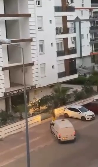 Tartıştığı kişinin üzerine aracı sürüp kapıya sıkıştırdı: O anlar kameraya yansıdı