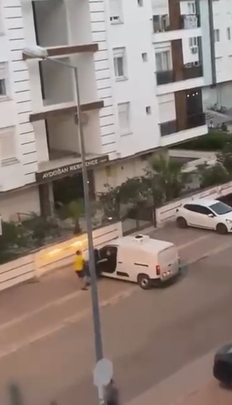 Tartıştığı kişinin üzerine aracı sürüp kapıya sıkıştırdı: O anlar kameraya yansıdı