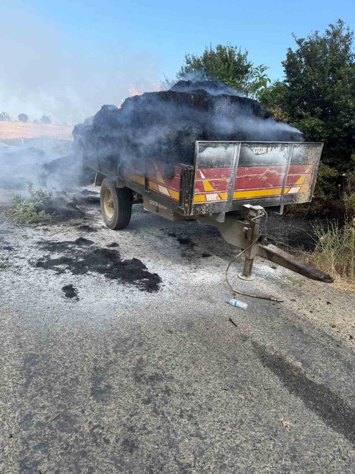 Traktörden sıçrayan kıvılcım tarlayı yaktı