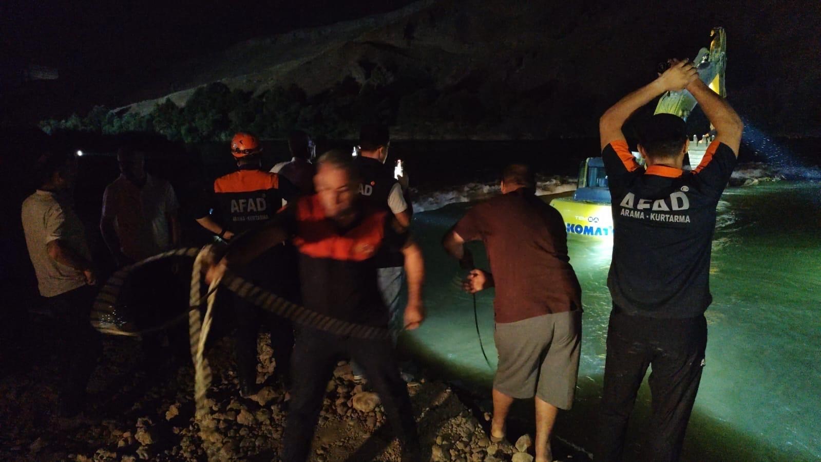 Kezer Çayı’nda mahsur kalan genç, kepçeyle kurtarıldı