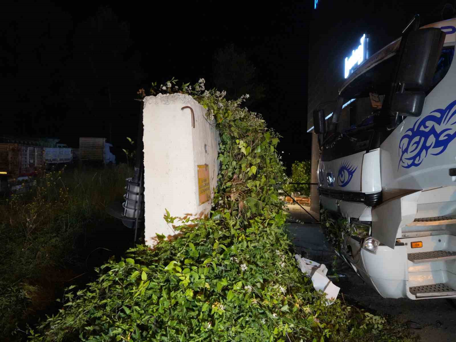 Direksiyon başında fenalaşan sürücü, istinat duvarına çarptı