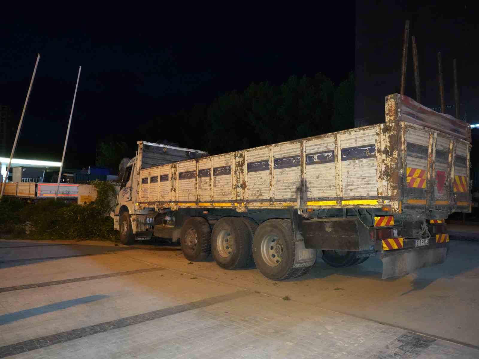 Direksiyon başında fenalaşan sürücü, istinat duvarına çarptı