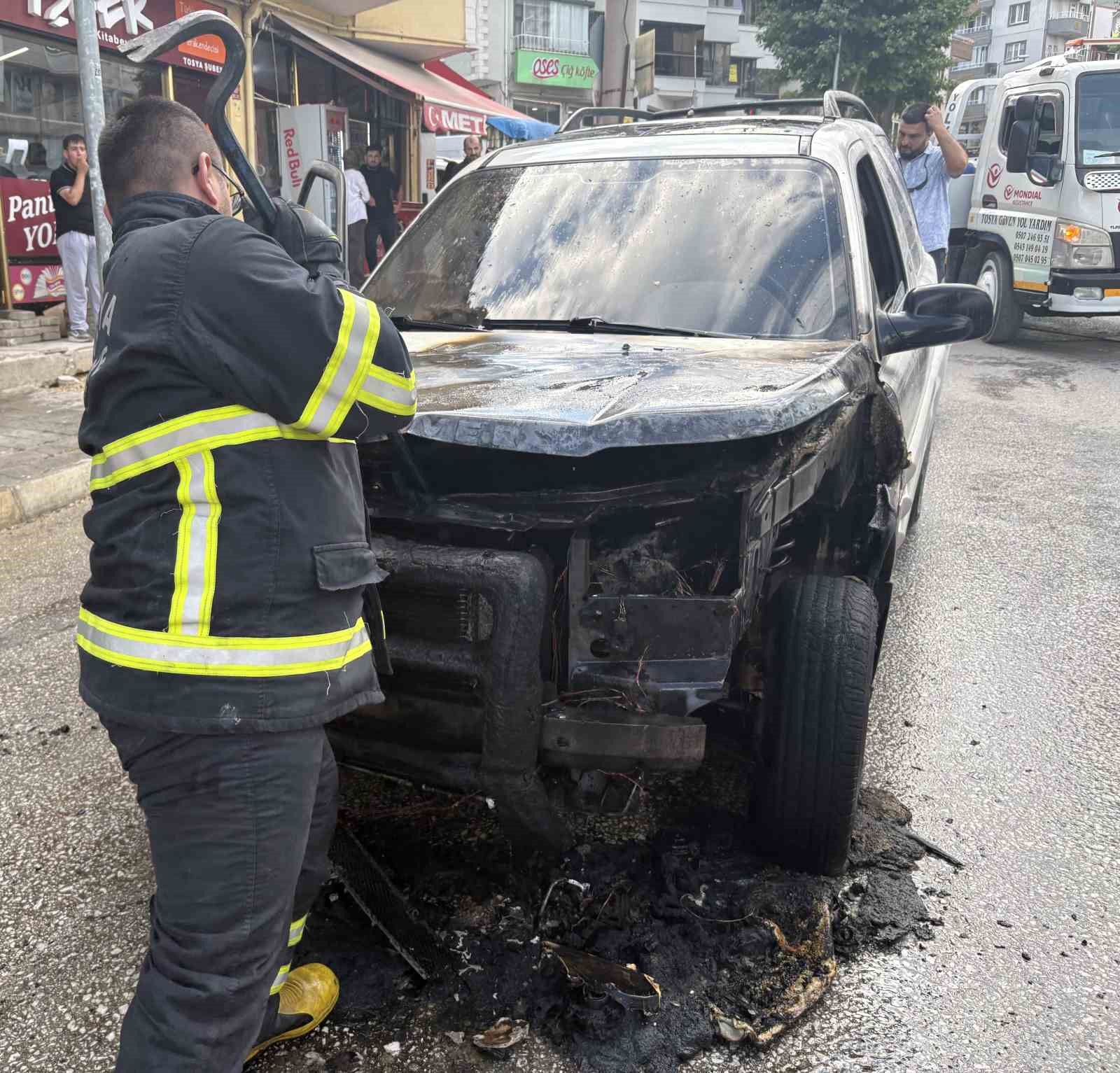 Yıllarca para biriktirdi, satın aldığı araç alev alev yandı