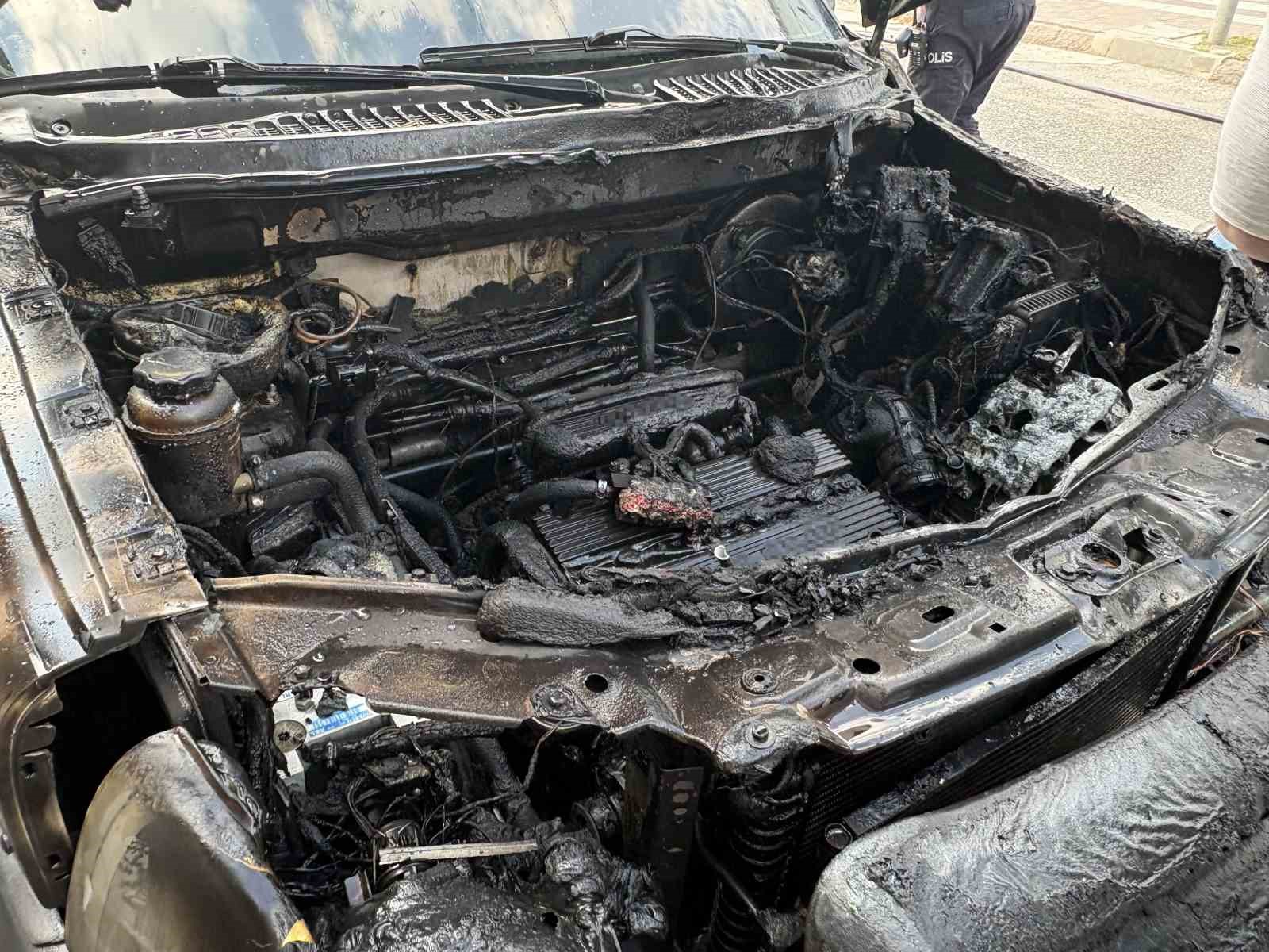 Yıllarca para biriktirdi, satın aldığı araç alev alev yandı