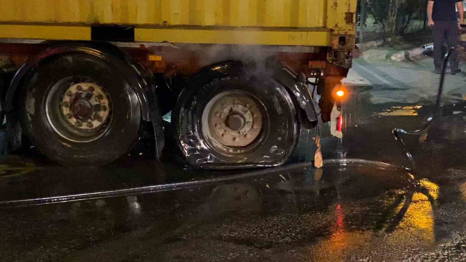 Lastik sebebiyle yanan tırı 10 kilometre sürüp itfaiyeye yetiştirdi