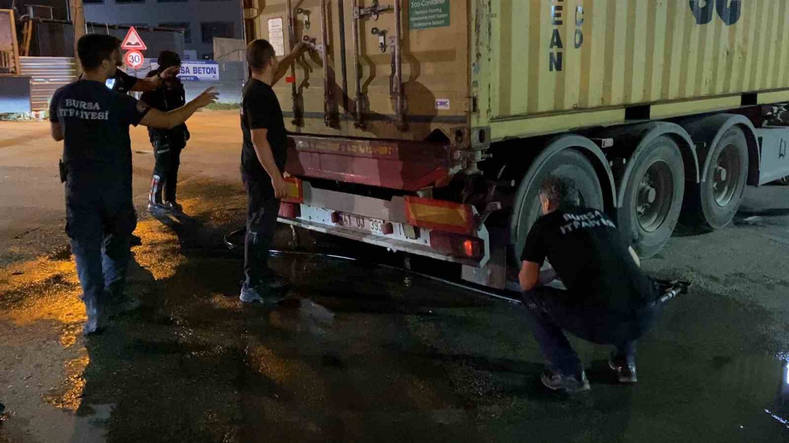 Lastik sebebiyle yanan tırı 10 kilometre sürüp itfaiyeye yetiştirdi