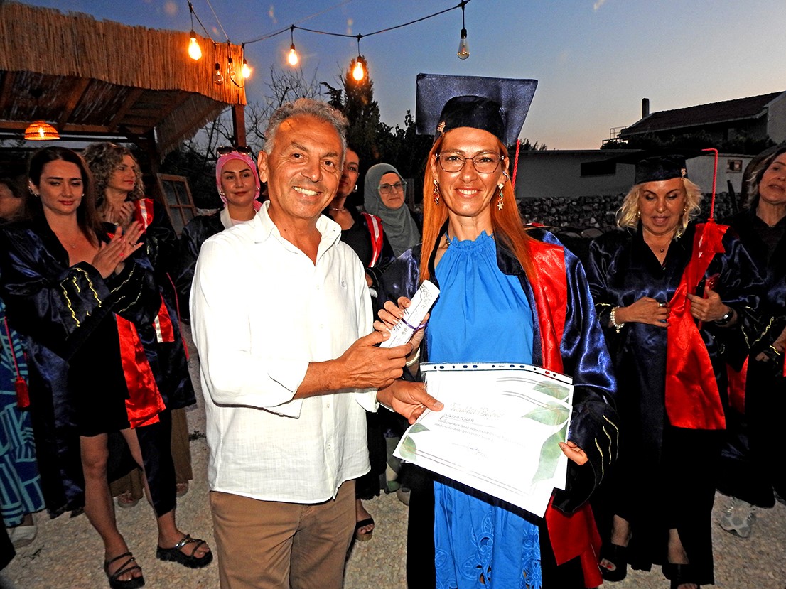 Çeşme’de kursiyerlere ’usta aşçı’ belgeleri verildi