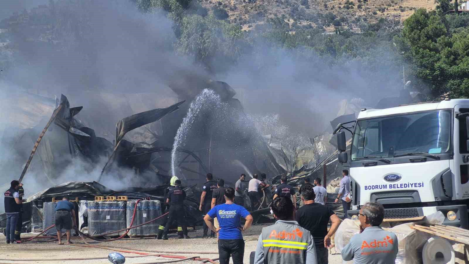 Bodrum’da yapı market alev alev yandı
