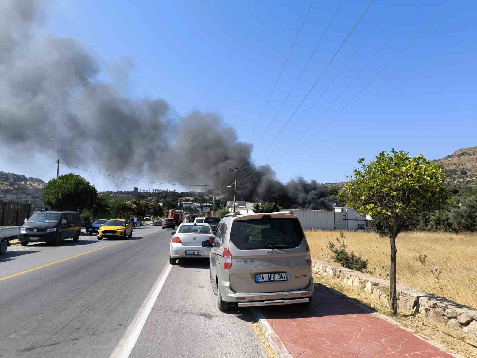 Bodrum’da yapı market alev alev yandı