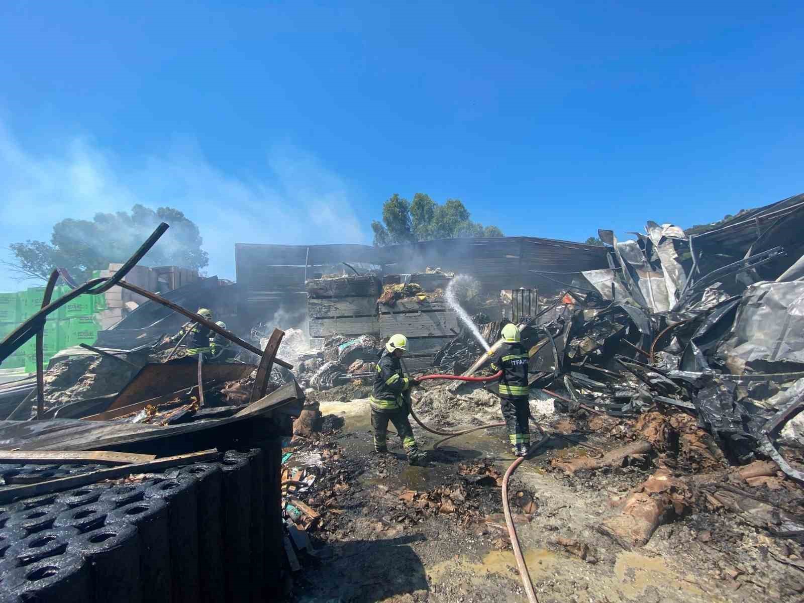 Bodrum’da yapı market alev alev yandı