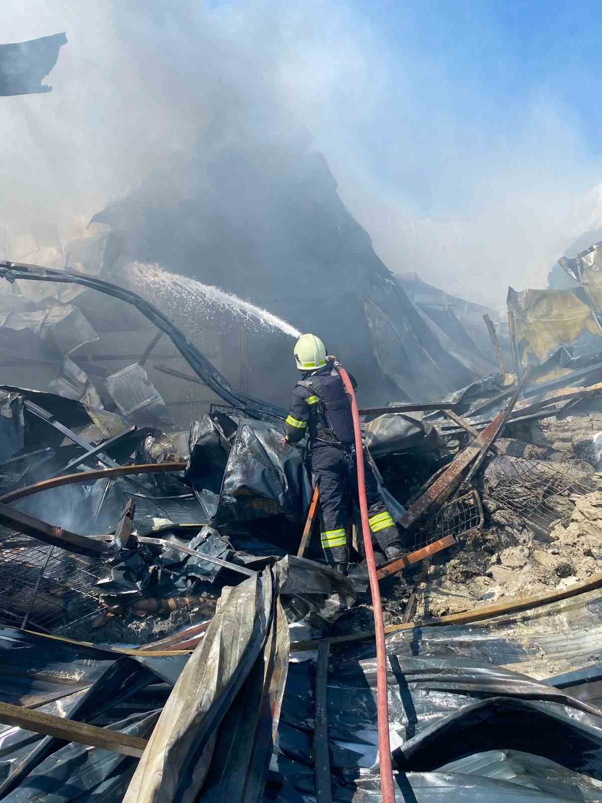 Bodrum’da yapı market alev alev yandı