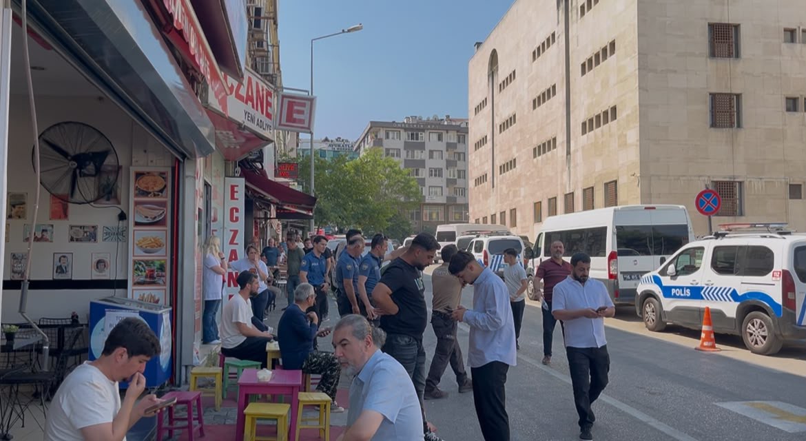 Bursa’da adliye önünde ortalık savaş alanına döndü: Masa ve sandalyeler havada uçuştu